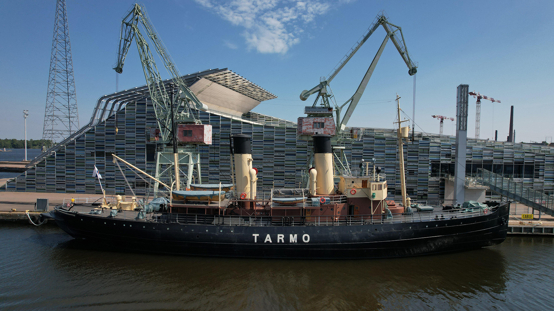 Jäänmurtaja Tarmo Jäänmurtaja Tarmo mereltä päin valokuvattuna, taustalla Vellamon rakennus